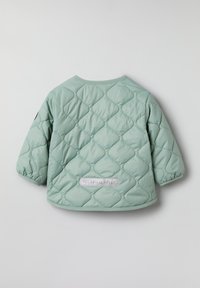 Quiltet mintgrøn jakke med puffærmer, der har en rund halsudskæring og et mærke syet på bagsiden. Blød, glat tekstur.