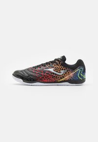 Zapatilla deportiva negra con un acabado texturizado, que presenta un diseño de degradado multicolor en rojo, naranja, amarillo y verde, y suela blanca.