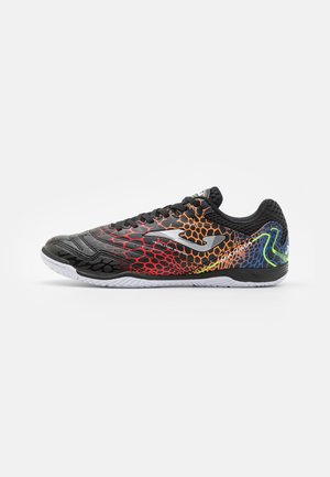 Zapatilla deportiva negra con un acabado texturizado, que presenta un diseño de degradado multicolor en rojo, naranja, amarillo y verde, y suela blanca.