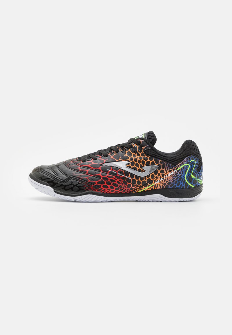 Zapatilla deportiva negra con un acabado texturizado, que presenta un diseño de degradado multicolor en rojo, naranja, amarillo y verde, y suela blanca.