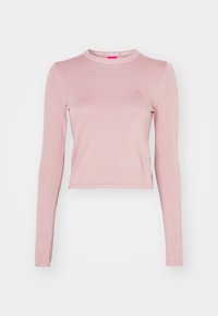 Różowa bluzka z długim rękawem i krótkim krojem, wykonana z ribbowej tkaniny, z okrągłym dekoltem i małym, haftowanym logo na piersi. Gładka tekstura z dopasowanym krojem.