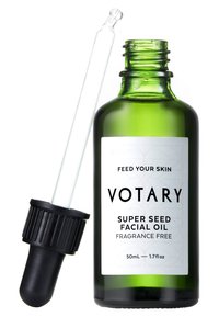 Zielona szklana butelka z czarną zakrętką kroplomierza, zawierająca 50 ml olejku do twarzy Votary Super Seed. Etykieta z czarnym tekstem na białym tle.