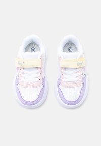 Παιδικά αθλητικά παπούτσια σε λευκό με λιλά και ροζ λεπτομέρειες, κίτρινες λουρίδες βέλκρο και εσωτερικές ενδείξεις μεγέθους 24.