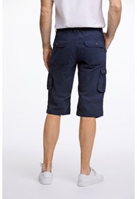 Laivastonsiniset cargo-shortsit, joissa on sivu- ja takataskut, joustava vyötärö ja huolitellut lahkeet; valmistettu kevyestä kankaasta mukavuutta varten.