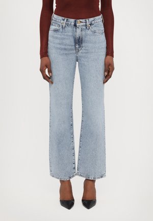 Helle blaue, hoch-taillierte Jeans mit weitem Bein, die verblasst sind, fünf Taschen haben und mit einem Knopf- und Reißverschluss versehen sind.