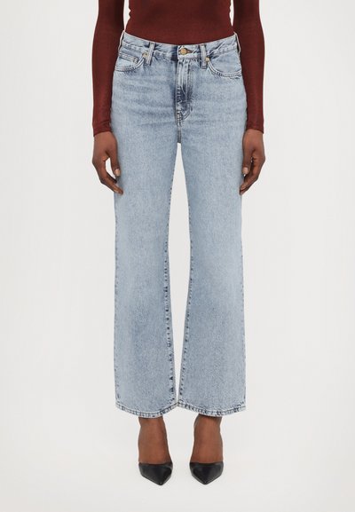 Lichtblauwe high-waisted jeans met een wijdbeenontwerp, voorzien van vervaging, vijf zakken en een knoop- en ritssluiting.