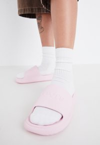 Unselected, light pink
