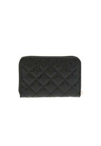 Sort quiltet pung med prægede monogrammønster og lynlås lukning præsenteret på en hvid baggrund.