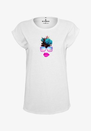 Weißes Baumwoll-T-Shirt mit kurzen, aufgerollten Ärmeln, das mit einem bunten Druck von Sonnenbrillen, Lippen und Blumen in verschiedenen Pink- und Blautönen verziert ist.