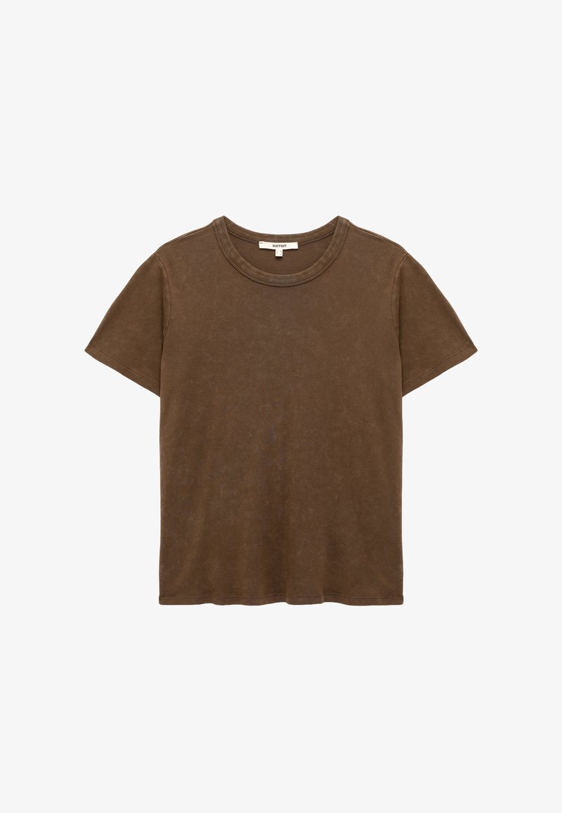 Brun bomulds T-shirt med rund halsudskæring, korte ærmer og en blød, tekstureret overflade. Ingen mønstre; enkelt, klassisk design.