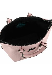 Borsa in pelle texturizzata rosa con interno nero, zip argentata e manici doppi. Logo visibile sul tessuto interno.