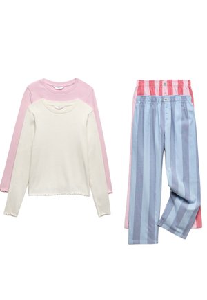 Dwa komplety bluzek z długim rękawem w kolorze kremowym i różowym, zestawione z niebiesko-różowymi pasiastymi spodniami do piżamy na guziki.