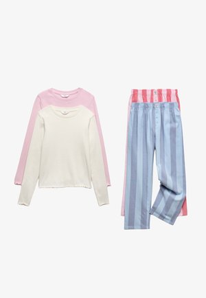 Due completi di maglie a maniche lunghe color crema e rosa abbinati a pantaloni pigiama a righe azzurre e rosa con bottoni.
