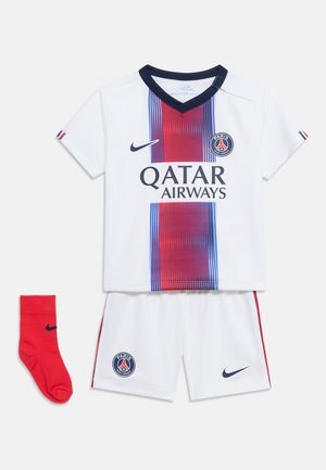 Λευκή φανέλα ποδοσφαίρου της PSG με κόκκινες και μπλε κεντρικές ρίγες, λογότυπο Qatar Airways, σήμα Nike, κόκκινες κάλτσες και έμβλημα του συλλόγου Παρί Σεν Ζερμέν.