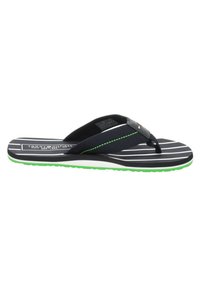 Chanclas negras con diseño de rayas, acentos verdes, suela de goma y tiras de tela con detalle de logotipo.