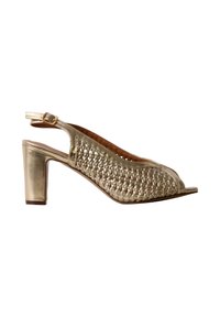 Chaussure slingback dorée à bout ouvert avec dessus en cuir tressé et talon bloc, dotée d'une bride réglable avec boucle et d'une semelle lisse.