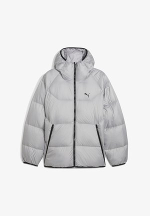 Chaqueta acolchada gris con capucha, que presenta secciones acolchadas horizontales, un cierre frontal y acentos negros en el cierre y los puños.