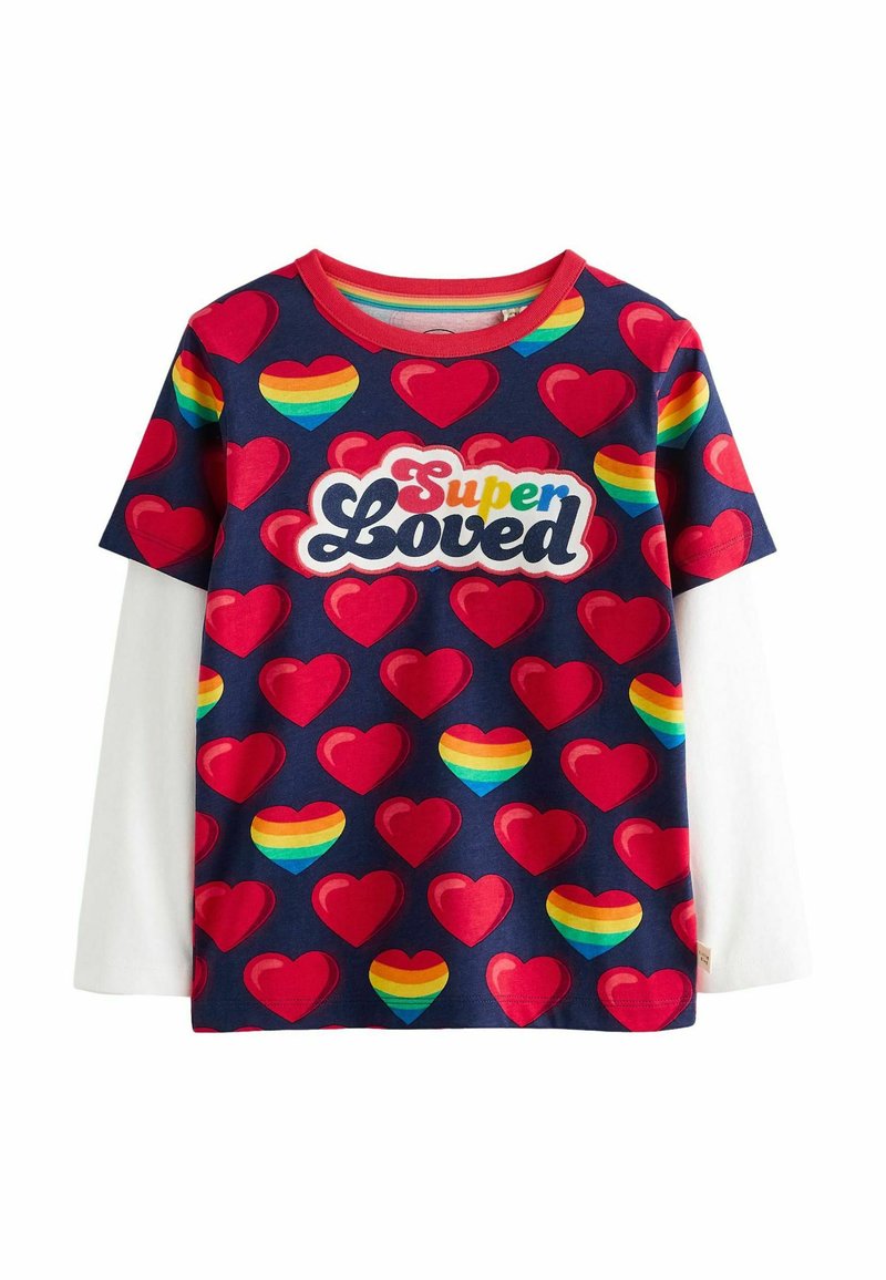 Lühikeste varrukatega T-särk tumesinise taustaga, millel on punased südamed ja vikerkaare aktsendid, ning tekst "Super Loved" värvilistes tähtedes.