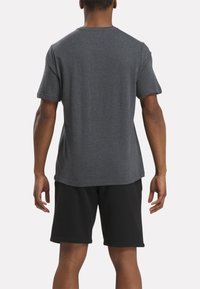 Reebok BIG STACKED LOGO TEE - Camiseta estampada - dark grey heather