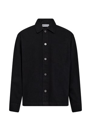 Schwarze Jacke mit Knopfleiste aus Baumwollgewebe. Sie hat einen spitzen Kragen, lange Ärmel und eine einzelne Brusttasche mit geradem Saum.