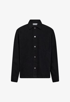 Zwarte button-up jas gemaakt van katoenen stof. Bevat een puntige kraag, lange mouwen en een enkele borstzak met een rechte zoom.