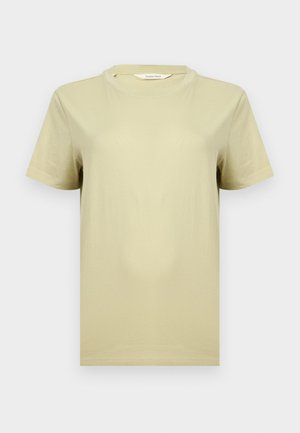 Schlichtes, hellbeiges T-Shirt aus Baumwolle mit kurzen Ärmeln und Rundhalsausschnitt, flach auf einem neutral grauen Hintergrund liegend dargestellt.