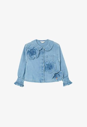 Lyseblå denimjakke med store stofblomsterapplikationer, Peter Pan-krave, frontlomme og flæsekant ved ærmerne på de lange ærmer.