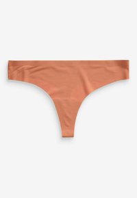 Sous-vêtement tanga marron clair sans coutures, posé à plat sur fond blanc, montrant l’avant et des détails de couture minimaux.