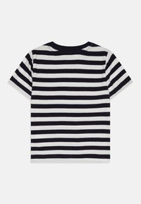 Stripet kortermet t-skjorte i marineblå og hvit bomull, med rund hals og horisontale striper over stoffet.