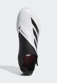 Weißer und schwarzer Sportschuh mit einem stromlinienförmigen Design, ausgestattet mit einem Obermaterial aus Mesh, einer Gummisohle und auffälligen schwarzen Streifen.