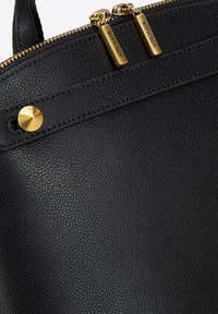 Borsa a tracolla in pelle nera con finitura testurizzata e hardware color oro, dotata di doppie cerniere e un dettaglio decorativo in metallo a borchia.