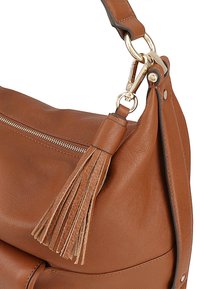 Bruine leren handtas met een goudkleurige rits en hardware, met een kwastaccent aan de schouderband en een gladde textuur.