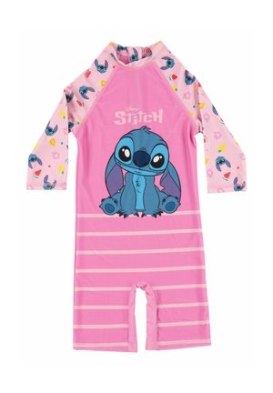 Rosa Kinder-Badeanzug mit langen Ärmeln, der blaue Stitch-Charakterdrucke und rosa horizontale Streifen am Körper zeigt.