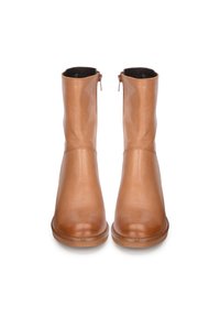 Botas de cuero marrón hasta el tobillo con un acabado suave, punta redonda y cremalleras laterales para facilitar su uso. Diseño minimalista con un tacón bajo y resistente.