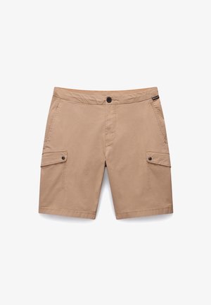 Shorts cargo beiges en tissu léger, avec une fermeture par bouton, des poches latérales et une texture lisse. Pas de motifs ou d'accents visibles.