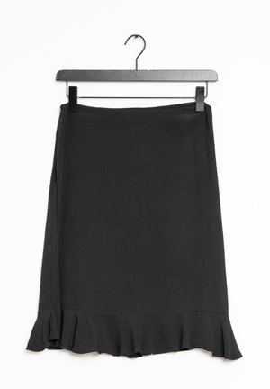 Jupe noire longueur genou en tissu doux, avec un volant évasé à l'ourlet et une ceinture lisse avec une fermeture éclair latérale.