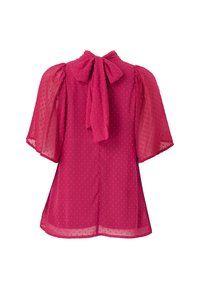 Fuchsia bluse i let, tekstureret stof med puffærmer og en sløjfe bagpå. Prikket mønster overalt. Flared design.