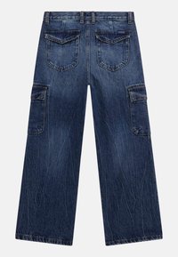 Donkerblauwe denim cargo broek met wijde pijpen, voorzien van twee zijzakken en twee achterzakken. Heeft een licht versleten uitstraling en zichtbare stikseldetails.
