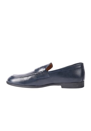 Mocassino da uomo in pelle blu scuro, modello senza lacci con tacco basso e dettaglio decorativo a fascia, visto di lato su sfondo bianco.
