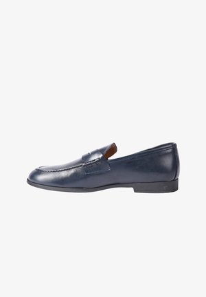 Mocassino da uomo in pelle blu scuro, modello senza lacci con tacco basso e dettaglio decorativo a fascia, visto di lato su sfondo bianco.