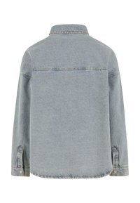 Hele sinine denim särg, pikad varrukad, nööbid mansettides, selja õmbluse detail, vormitud äärega, minimaalne õmblemine, pehme tekstuur.
