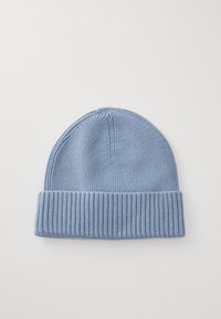 Blauwe gebreide beanie met een geribde manchet, met een gladde textuur en een ronde top. Eenvoudig ontwerp zonder zichtbare patronen of accenten.