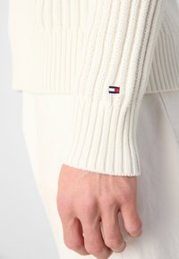 Tommy Hilfiger GLOBAL STRIPE - Jumper - ivory