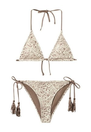 Bikini de dos piezas con patrón moteado beige y marrón, top de triángulo con tiras para atar, y braguitas a juego con lazos laterales y borlas.