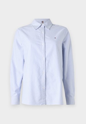 Helles blau-weiß gestreiftes langärmeliges Hemd mit Button-Down-Kragen und kleinem Logo auf der linken Brust. Aus Baumwollmaterial, glatte Textur.