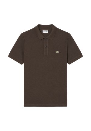 Polo marrone in cotone, con collo classico, due bottoni neri e un piccolo logo Lacoste verde sul petto.