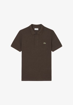 Braunes Poloshirt aus Baumwolle mit klassischem Kragen, zwei schwarzen Knöpfen und einem kleinen grünen Lacoste-Logo auf der Brust.