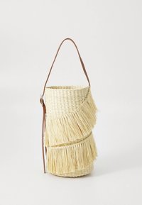 Sac seau en paille tissée avec un détail à franges superposées, couleur naturelle, bandoulière fine marron et forme circulaire.