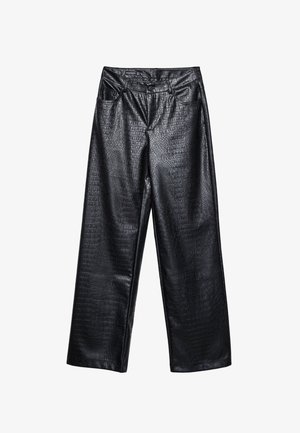 Pantaloni larghi in finta pelle nera con una trama testurizzata a coccodrillo, dotati di tasche frontali e chiusura a bottone in vita.