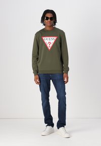 Guess AUDLEY  - Melegítőfelső - olive morning